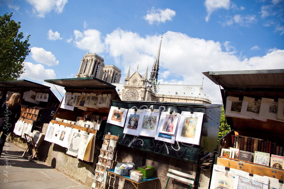 Art vendors in front of Notre Dame