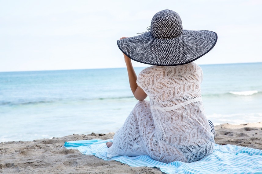 White Beach Coverup and Large Black and White Sun hat - Stylishlyme.com