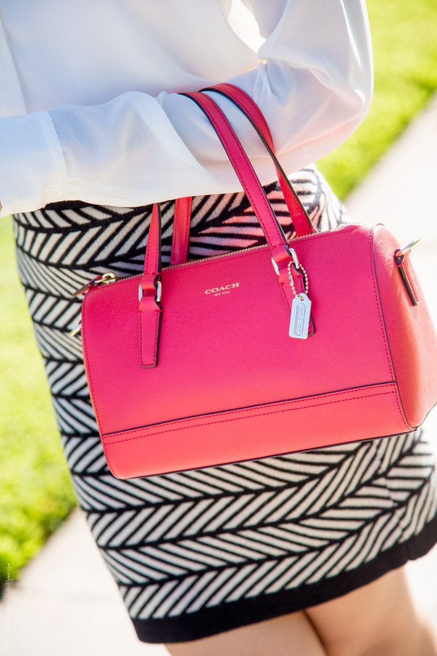 Bright handbag for an office outfit - Visit Stylishlyme.com for more outfit photos and style tips