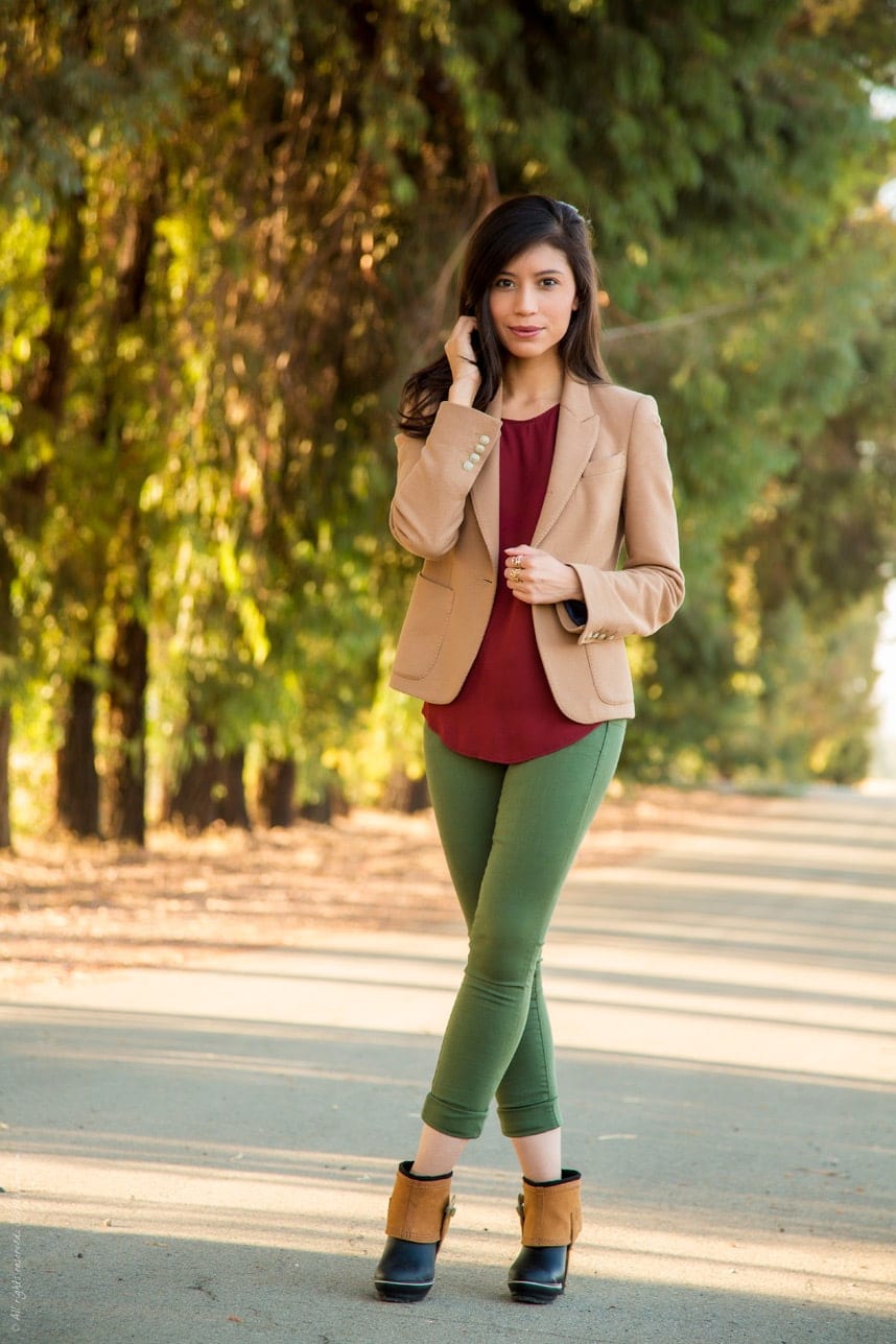 How to add fall colors in an outfit - brown, burgundy and olive green  - Visit Stylishlyme.com for more outfit inspiration and style tips