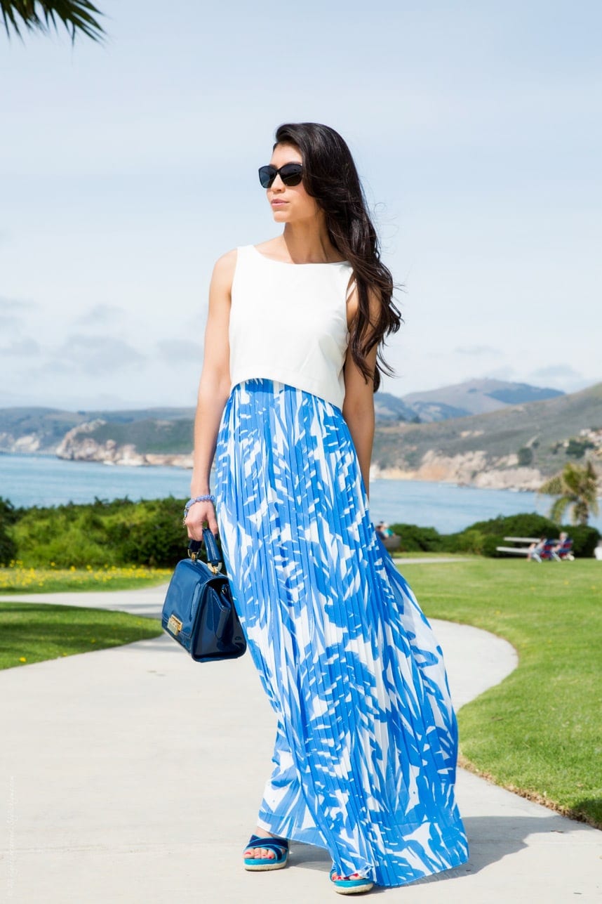 What to wear to the beach - blue white maxi dress - Visit Stylishlyme.com for more outfit inspiration and style tips