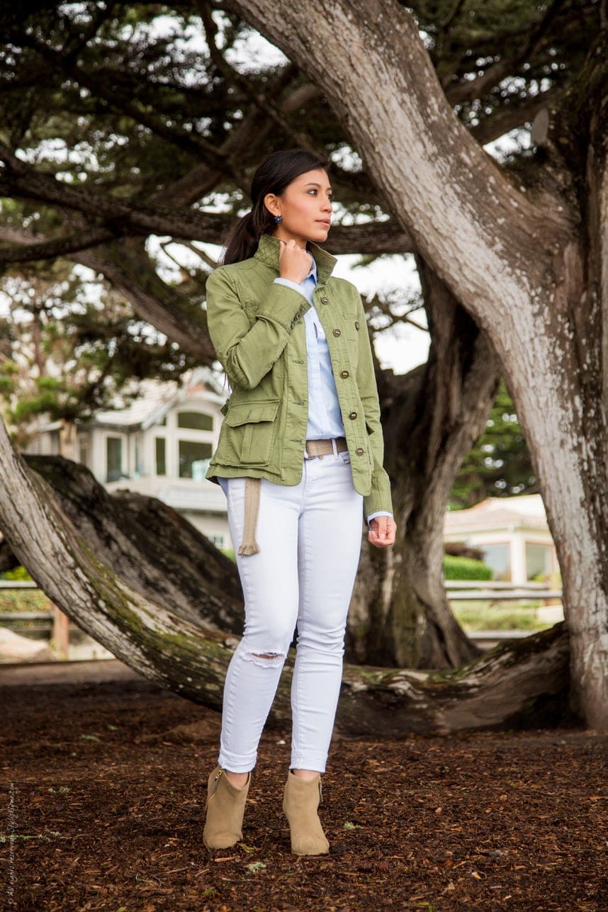 white jeans and green military jacket outfit for the coast - find more outfit inspiration at Stylishlyme.com