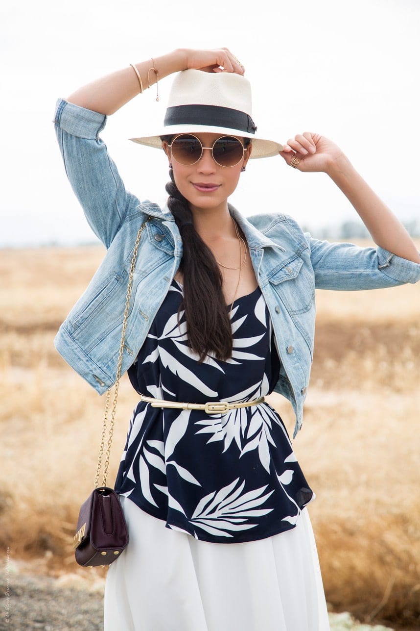 Stylish blue and white summer outfit to copy