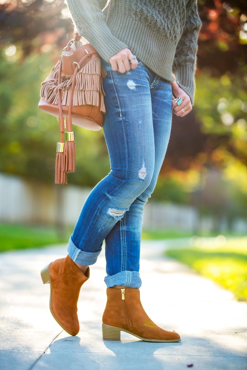 cute casual fall outfits - Loving this cute fall outfit! The boots and the sweater are my favorite, great outfit inspiration for fall!