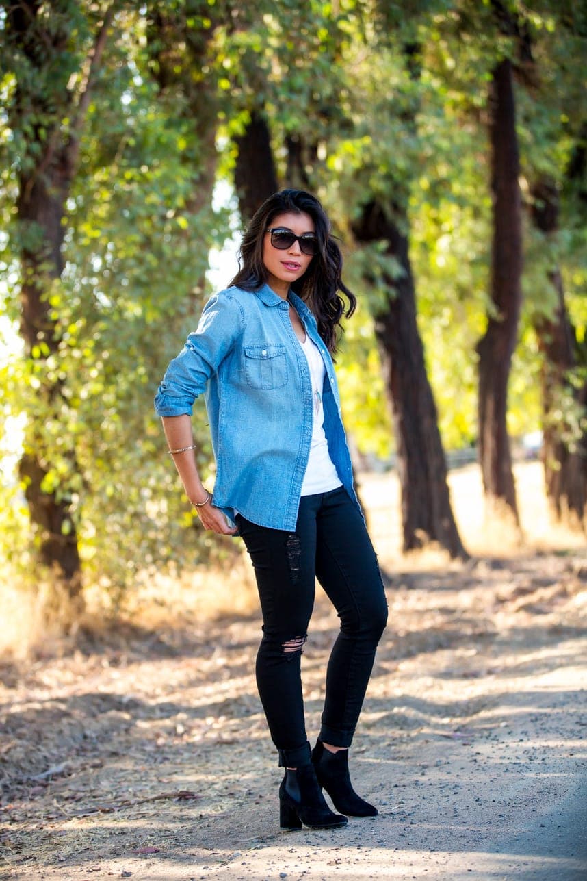 how to wear a chambray shirt - I love this denim shirt outfit! Perfect for fall and I love the extra outfit ideas for fall! 