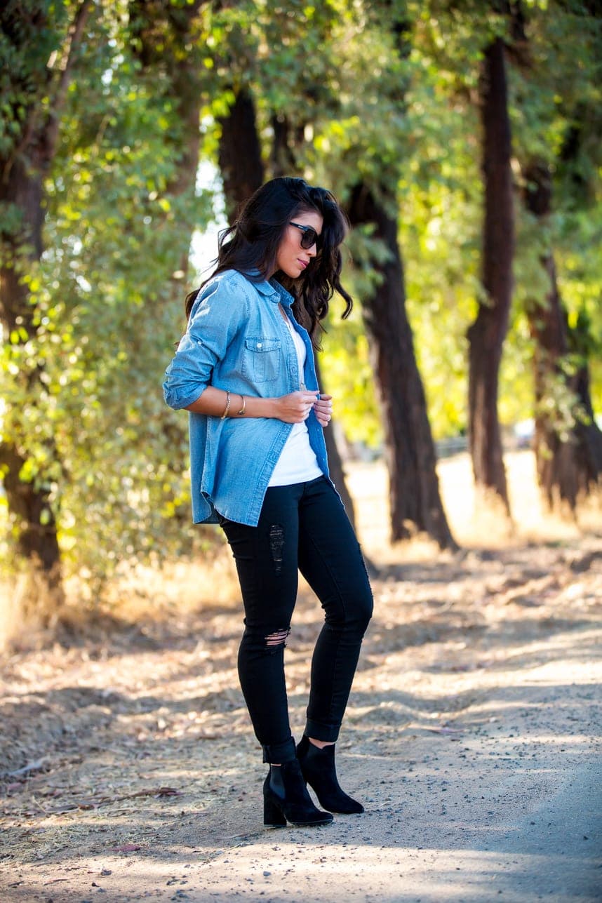 how to wear a denim shirt - I love this denim shirt outfit! Perfect for fall and I love the extra outfit ideas for fall! 