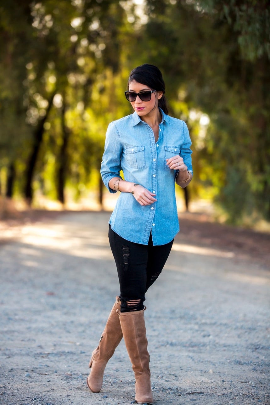 how to wear denim on denim - I love this denim shirt outfit! Perfect for fall and I love the extra outfit ideas for fall! 