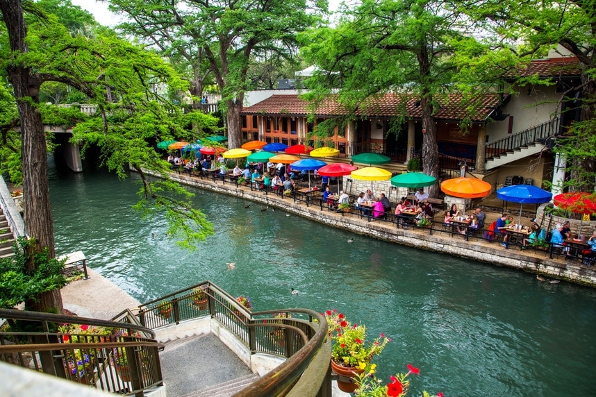 San Antonio Riverwalk in Texas - love this quick and easy guide to the San Antonio Riverwalk - great pics too!