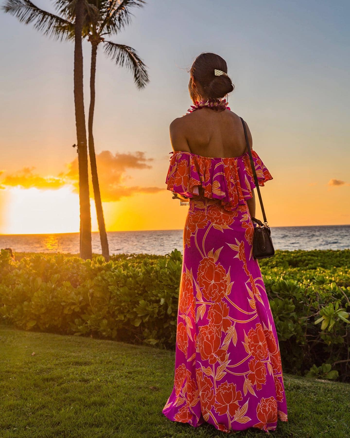 Sunsets, sand, & surf 🌸😍 #Hawaii  #travellust #traveldreams #sunset_pics #hawaiisunset #travelhawaii #hawaiiansunset #beautifulcolors #beautifulplace #outfitdetails #goldensunset #hawaiianstyle #travelphotography #travelmoments #colorfulsky #traveloutfit #travelgram